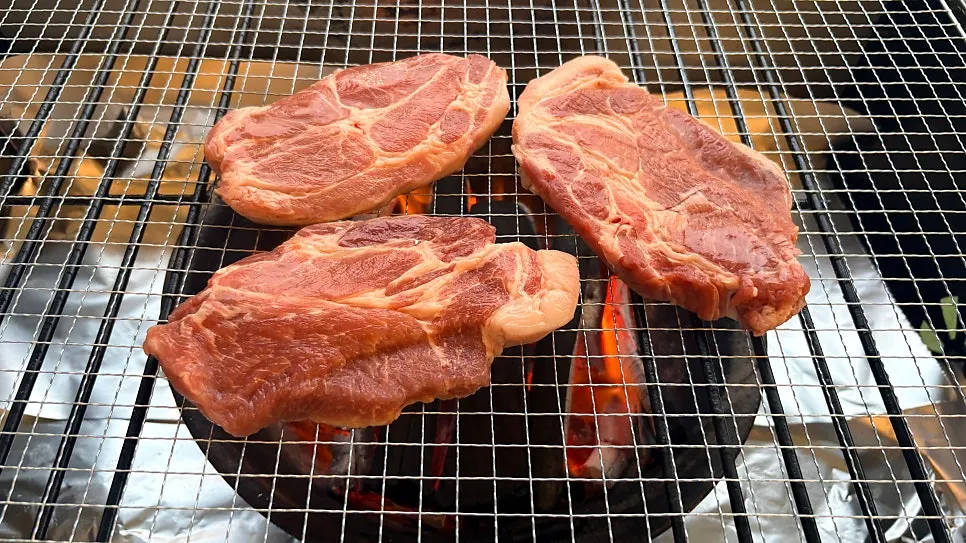 미리 준비된 숯이 담긴 그릴