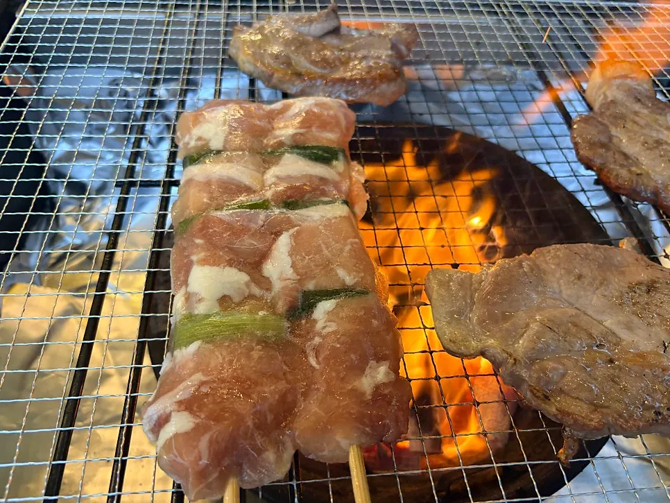 얼음 채운 양동이에 담긴 맥주와 물