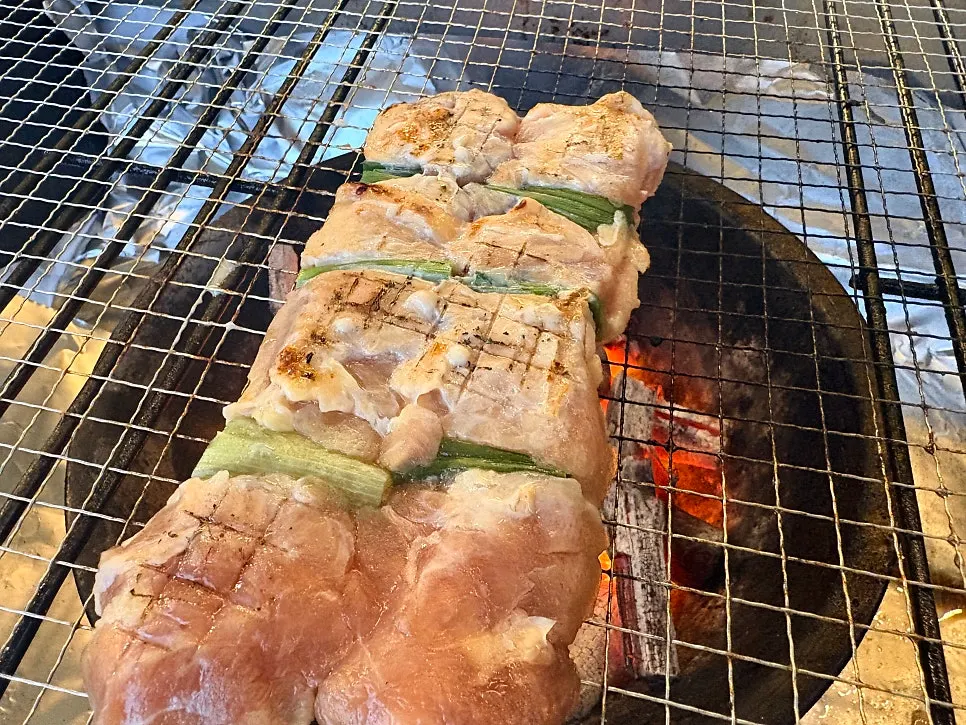 숯불 위에서 익어가는 목살