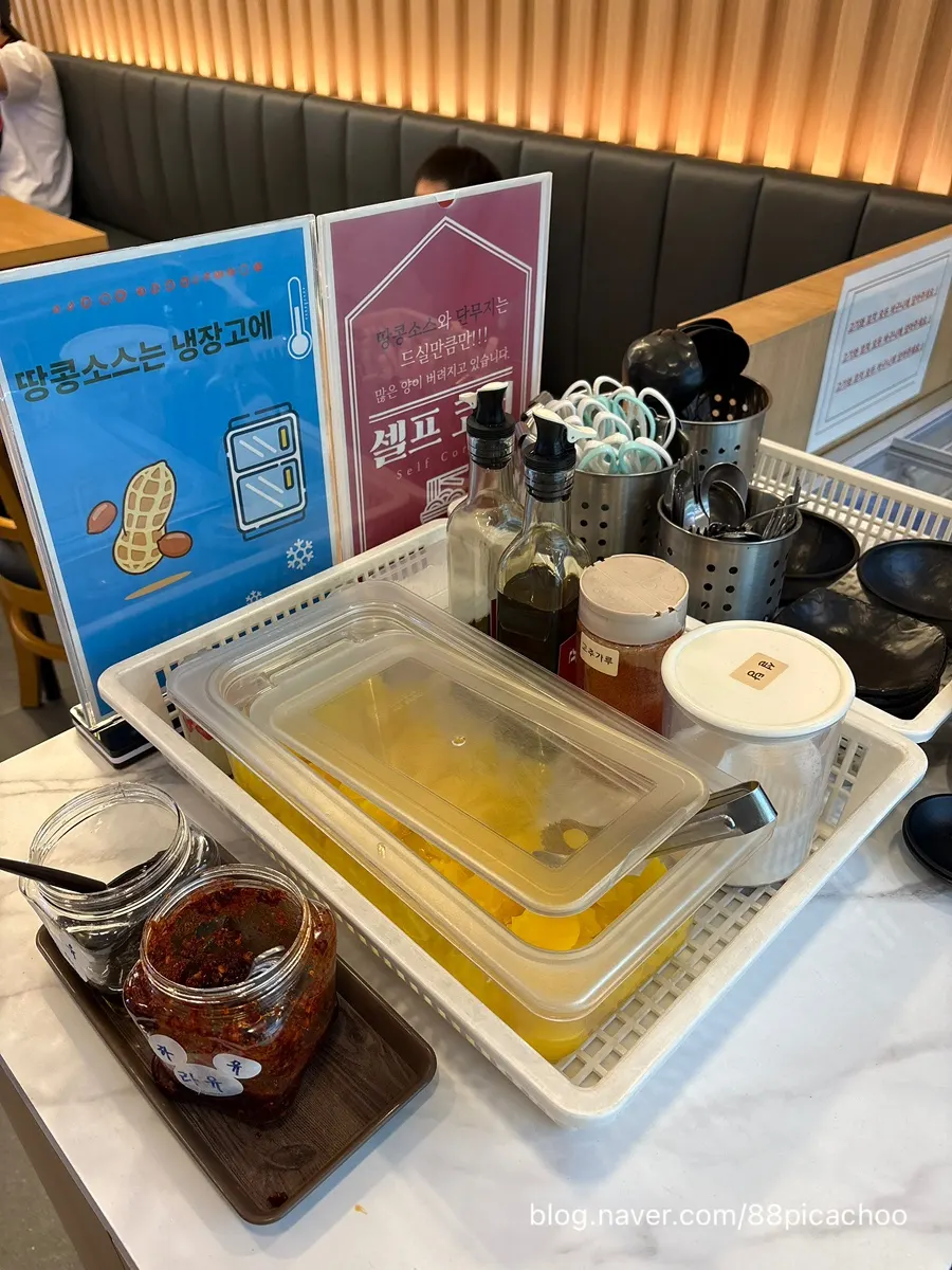 用篮子装好的麻辣烫食材