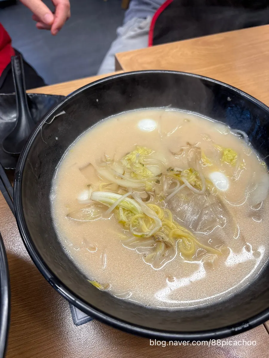 食材丰盛的白汤麻辣烫