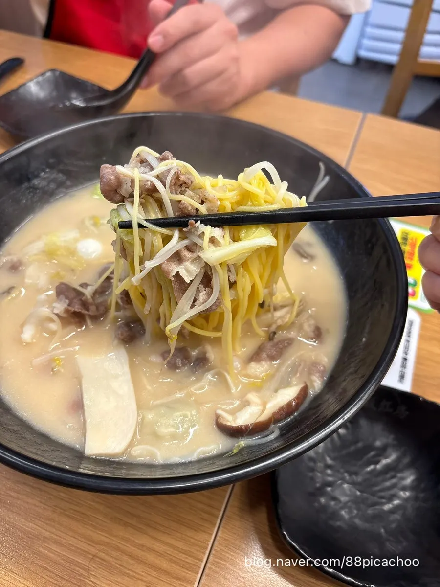 麻辣烫里的蔬菜和面条食材