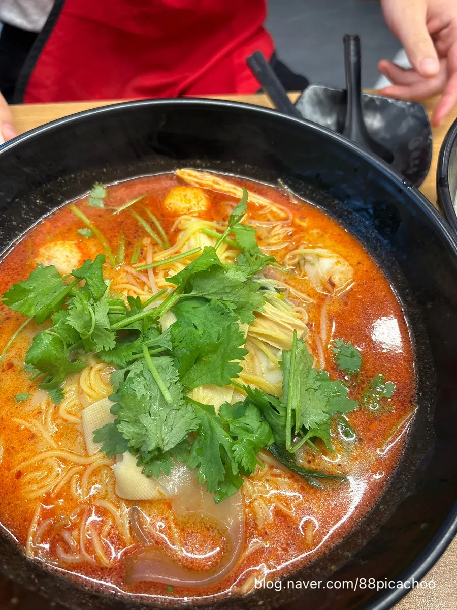 盛出麻辣烫食用的场景