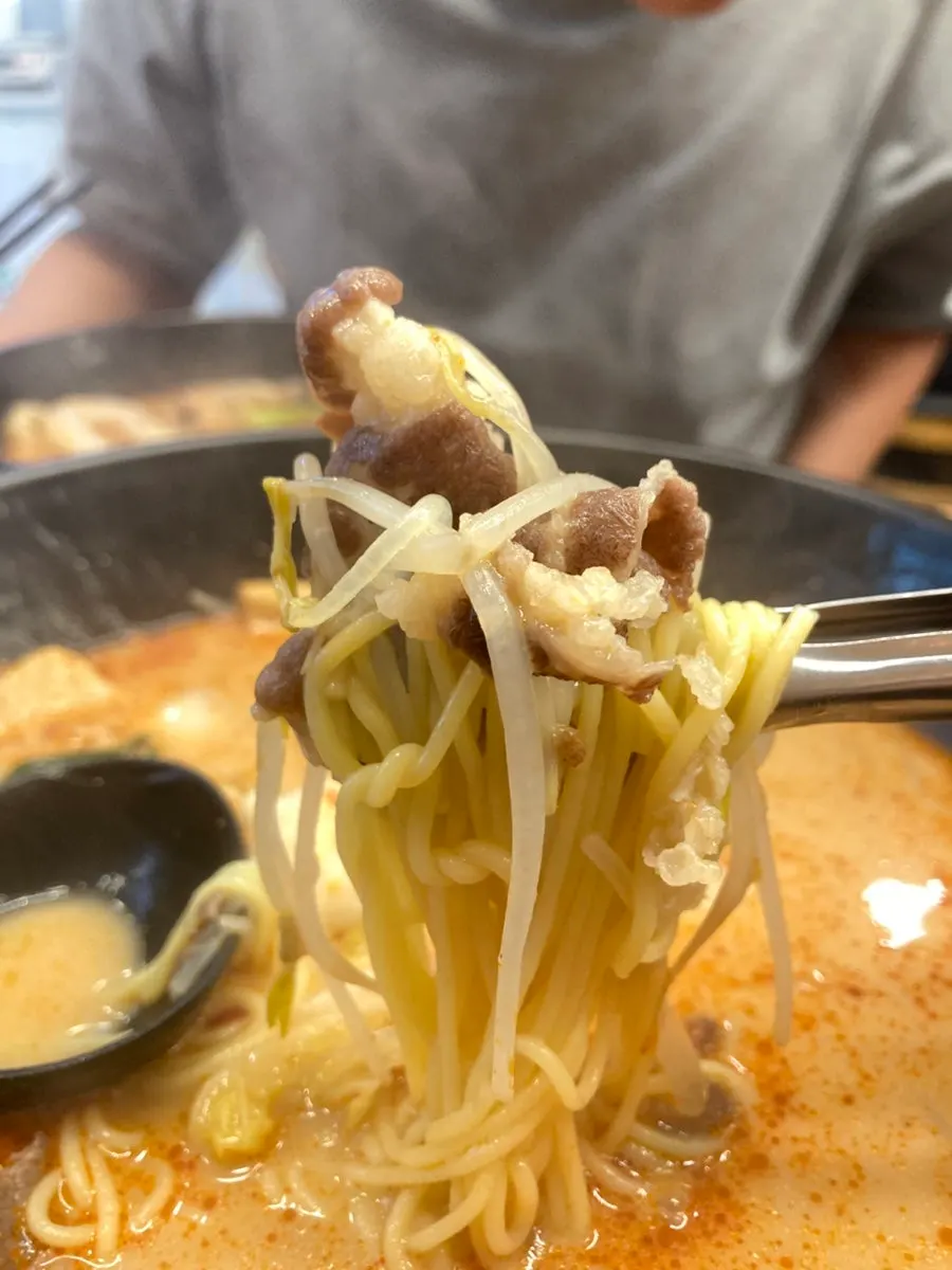 Close-up of malatang with rice cakes and fenzi noodles