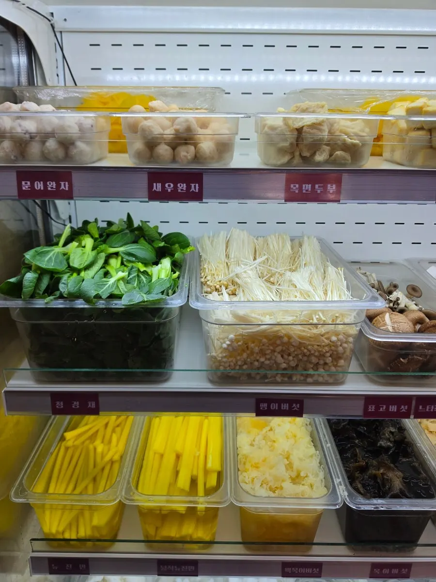 완자와 버섯이 담긴 재료 코너