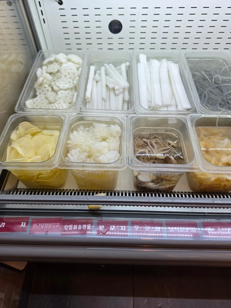 분모자와 당면 등 면 종류 진열대