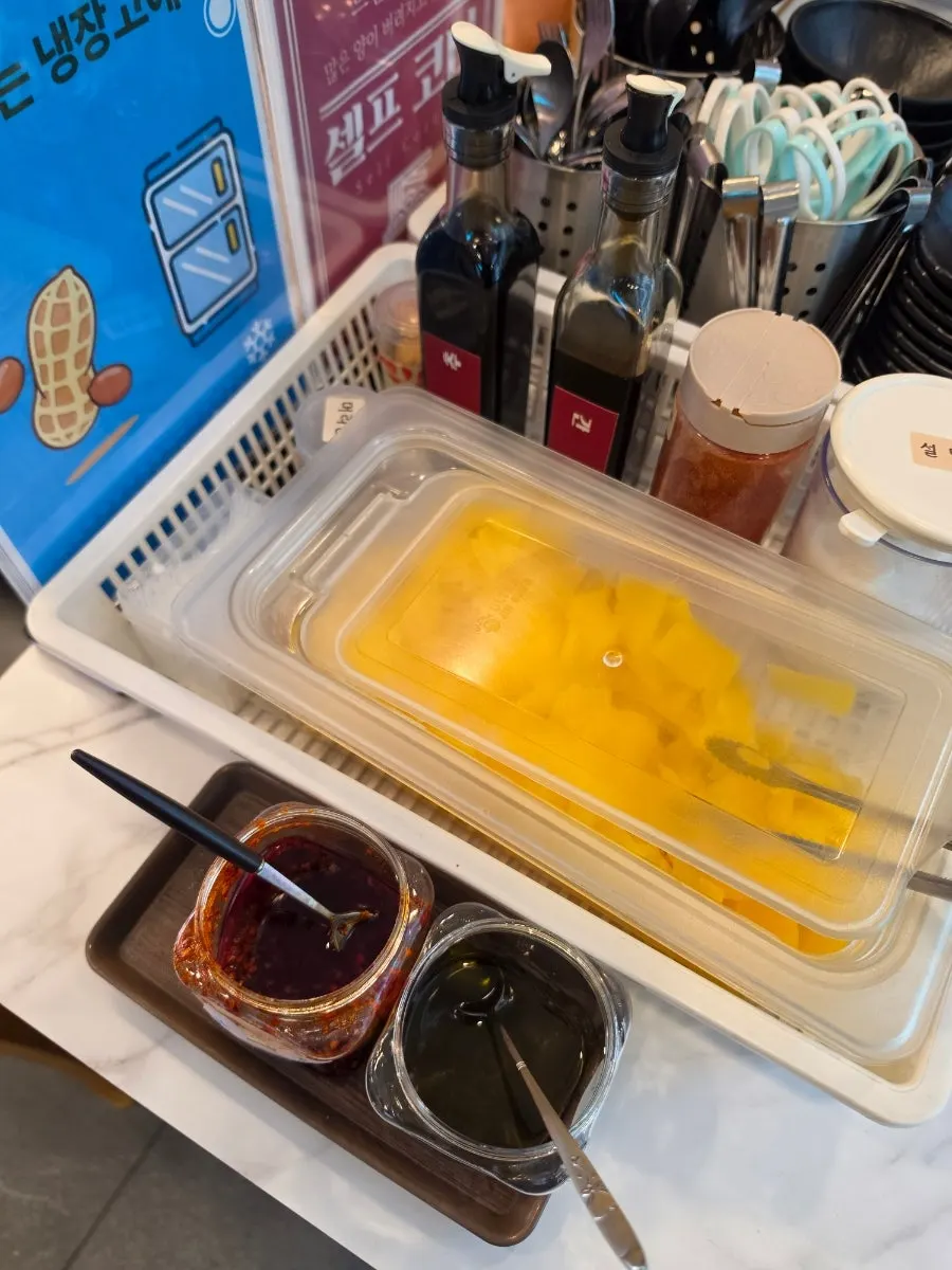 기본 접시와 단무지를 이용하는 셀프바