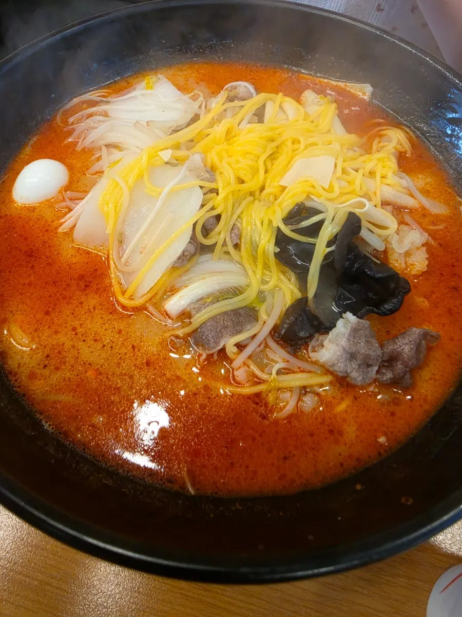 재료가 푸짐하게 담긴 마라탕 한 그릇