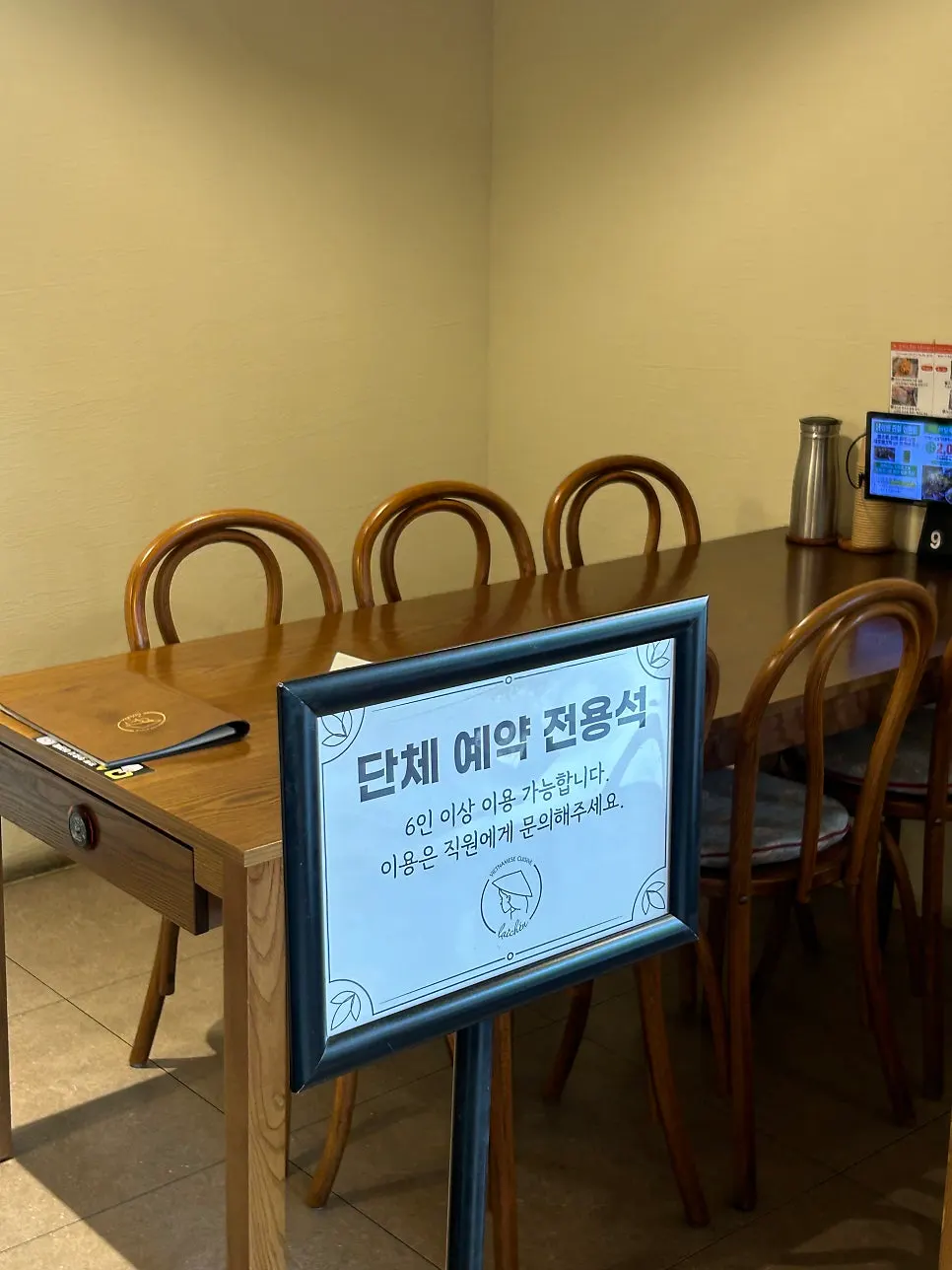 매장 내부 벽면 장식과 조명