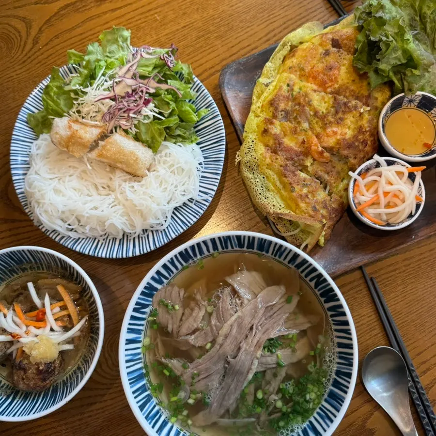쌀국수와 분짜, 반쎄오가 함께 놓인 테이블