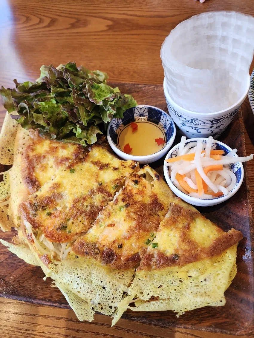 바삭하게 구워진 라이첸 반쎄오