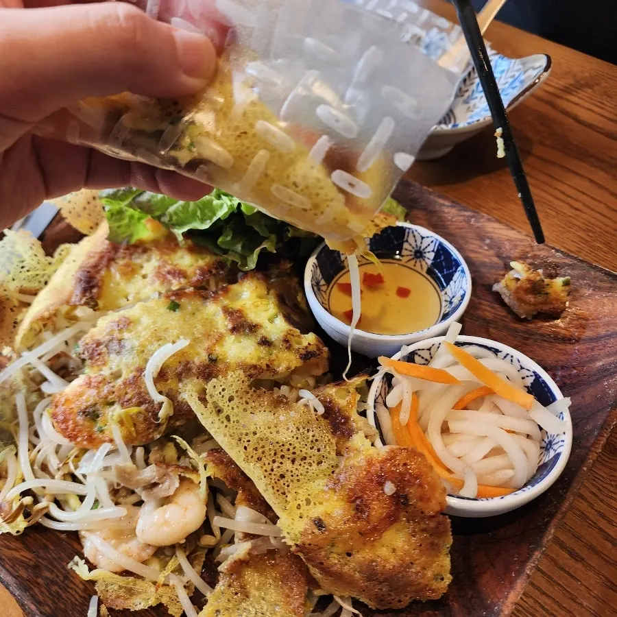 쌀국수 면을 건져 올린 모습