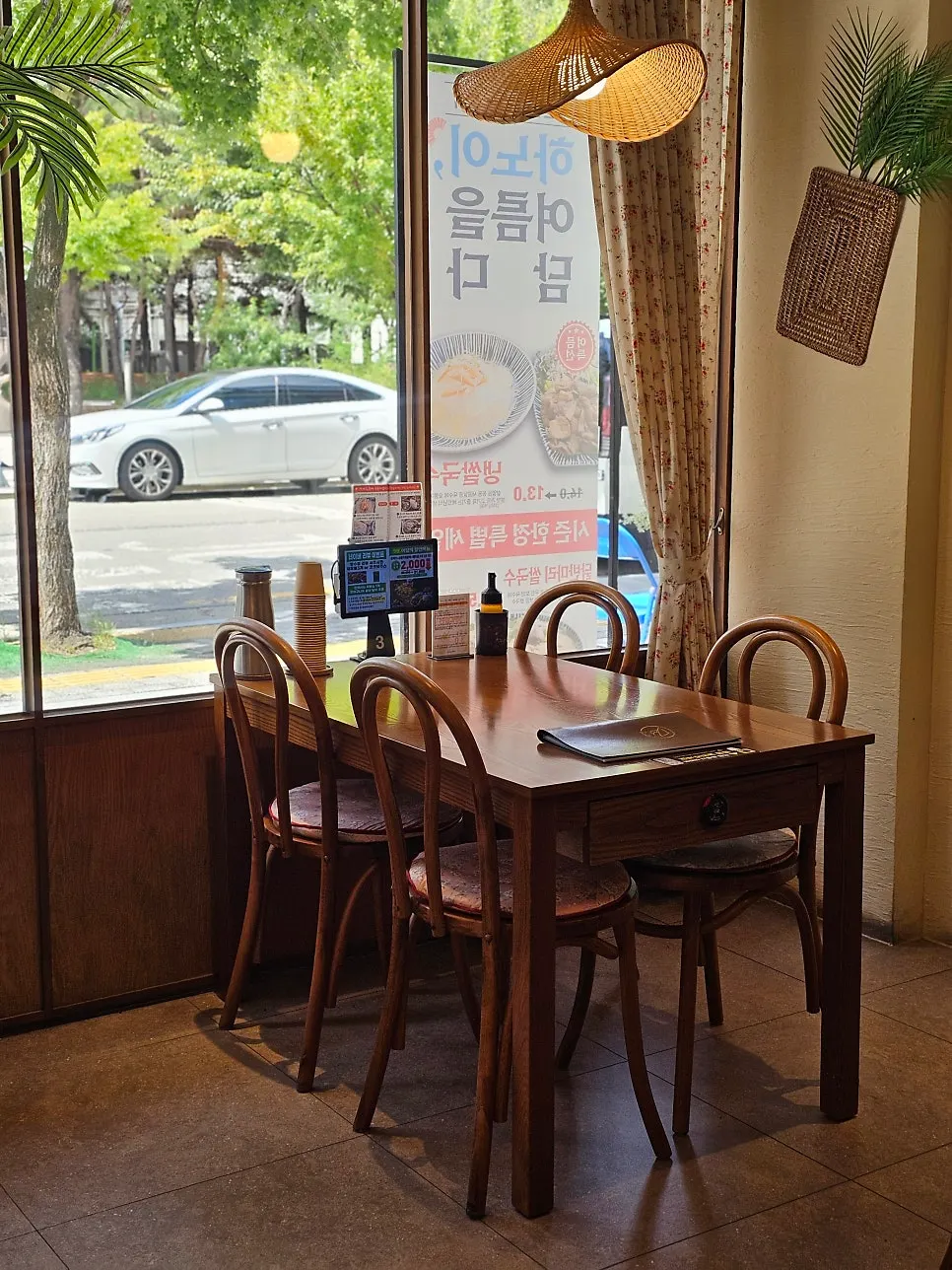 창가석에서 보이는 칠곡3지구 도심뷰