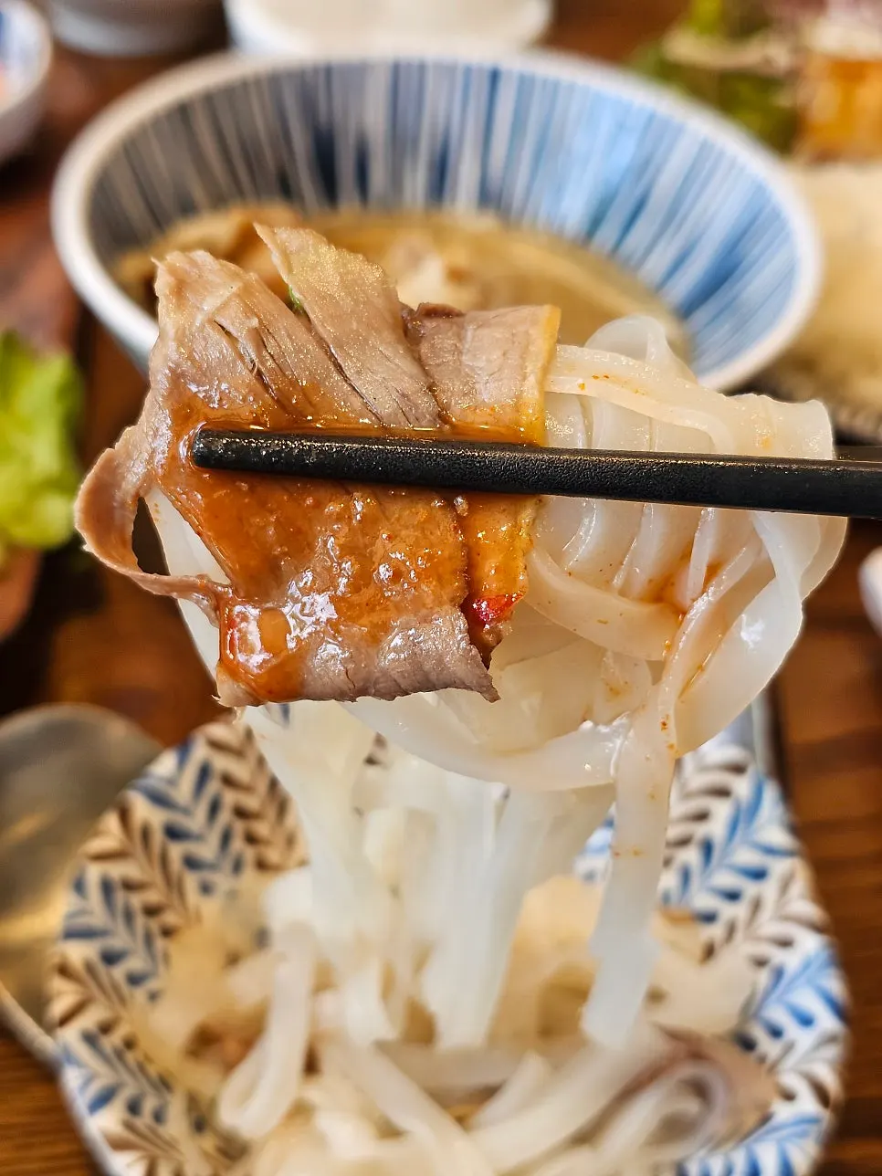 테이블 칠리소스를 뿌린 쌀국수