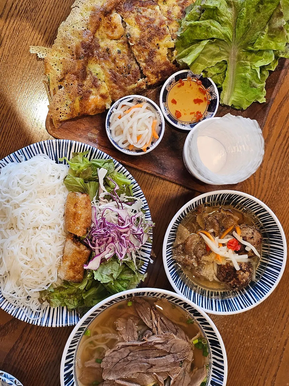 쌀국수 분짜 반쎄오가 함께 놓인 2인 세트 한 상