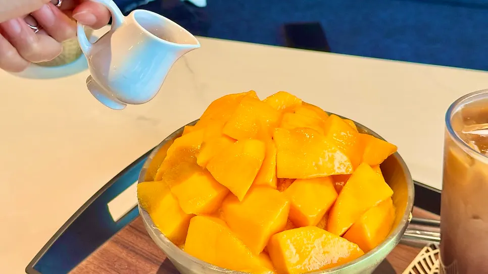 Lala Cafe's apple mango bingsu piled high with fresh mango