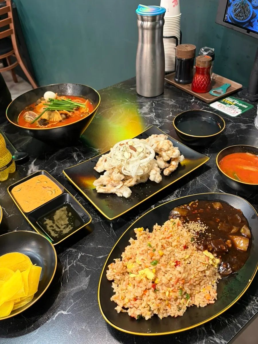 Final table setting with jjamppong and tangsuyuk