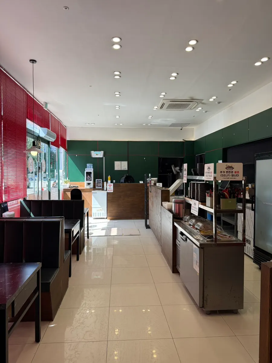 พื้นที่จอดรถหน้าร้านและทางเข้าลานจอดรถใต้ดินของอาคาร