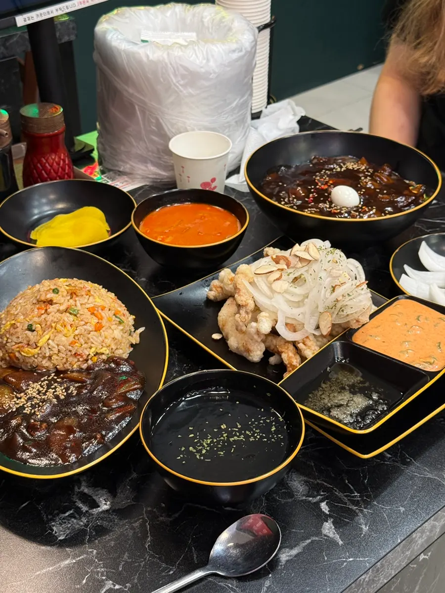 เมนูร้านที่มีจัมปง จาจังมยอง และเมนูผัดหลากหลาย
