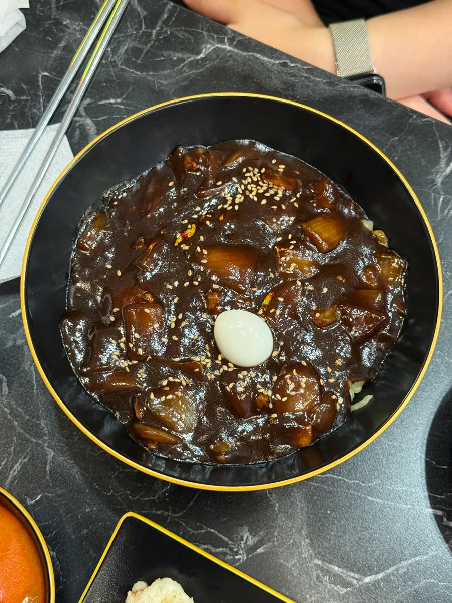 จาจังมยอง ข้าวผัดเนื้อปู และแทงซูยุกที่สั่งมาครบชุด