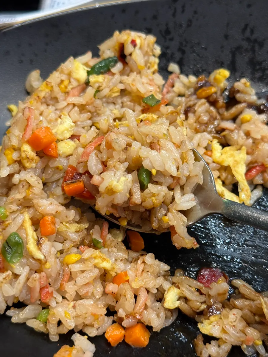 ข้าวผัดเนื้อปูปริมาณจุใจหนึ่งจาน
