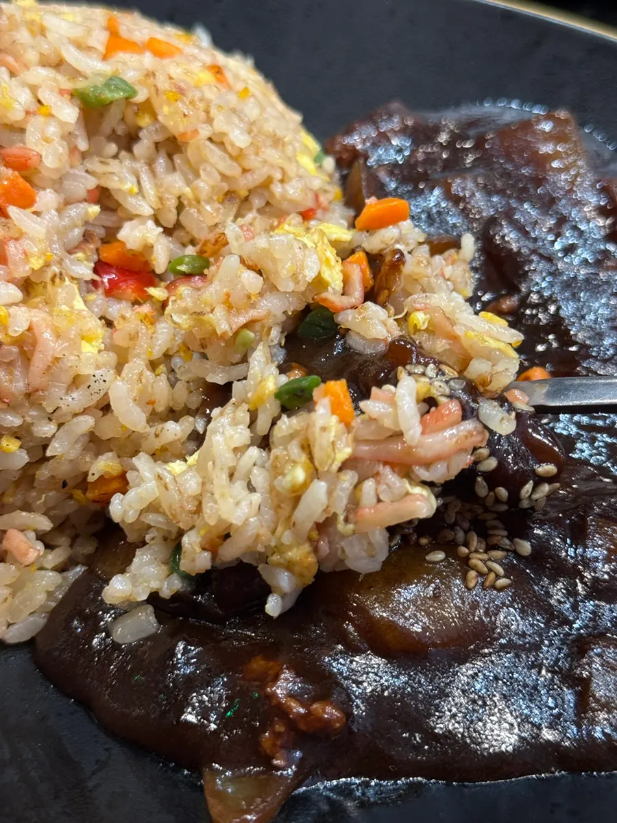 ข้าวผัดที่เห็นเนื้อปู ไข่ และผักชัดเจน
