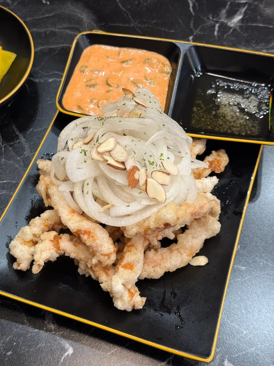 ข้าวผัดเนื้อปูราดคู่กับซอสจาจัง