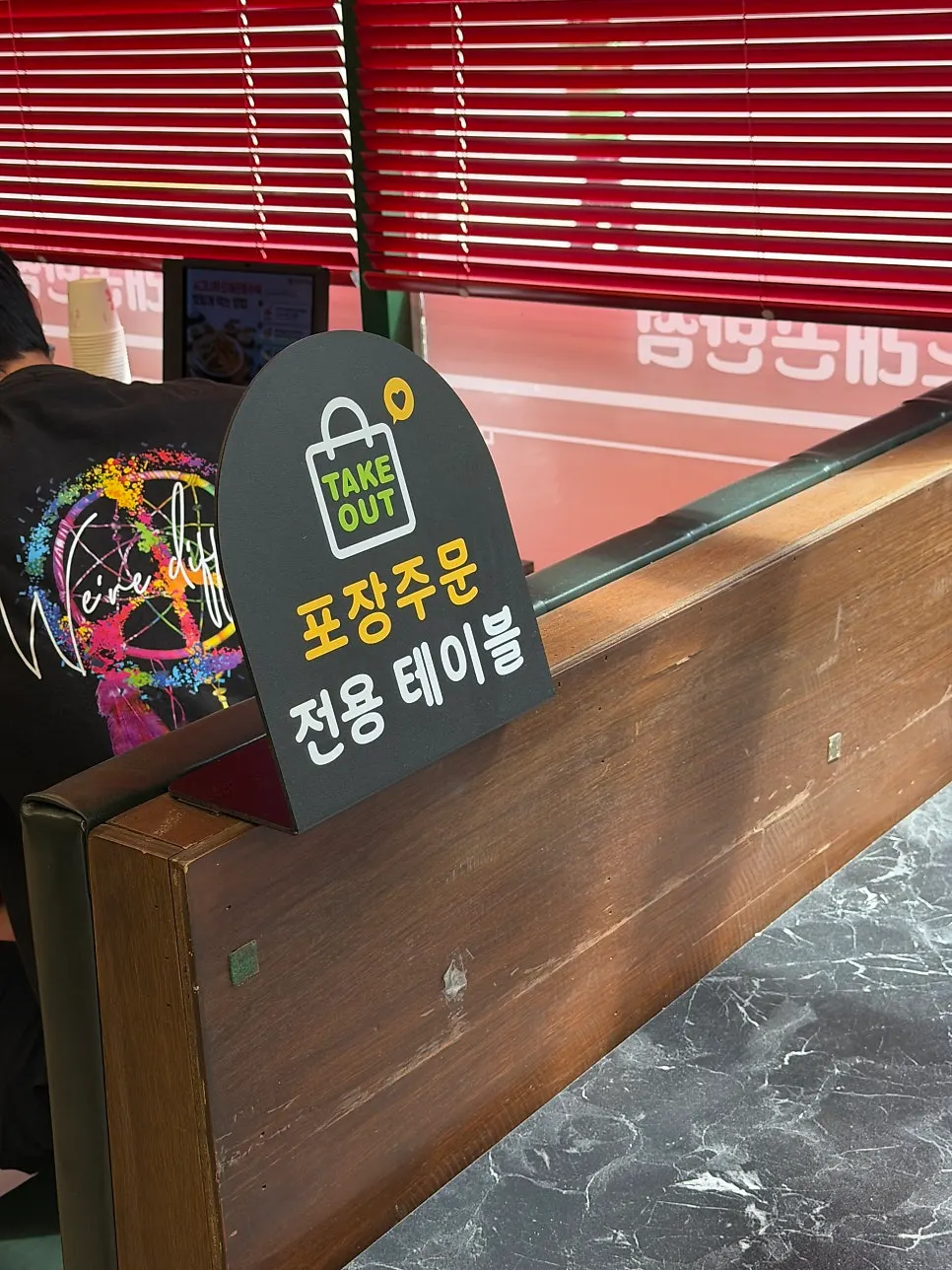 座位間距寬敞的拉拉龍飯店店內大廳