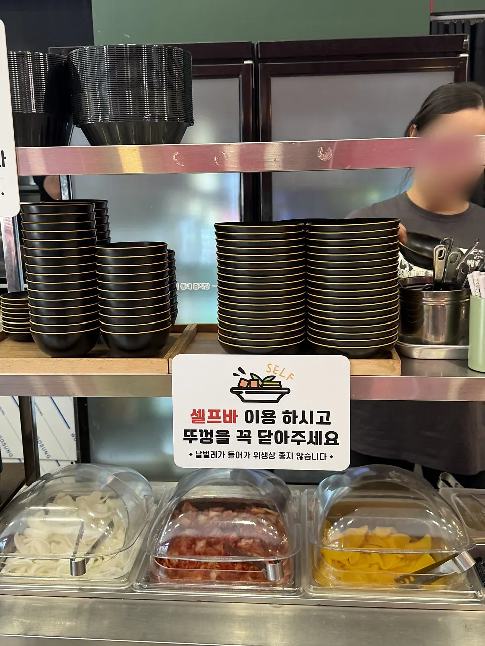 入口處外帶外送專用桌與大廳景象