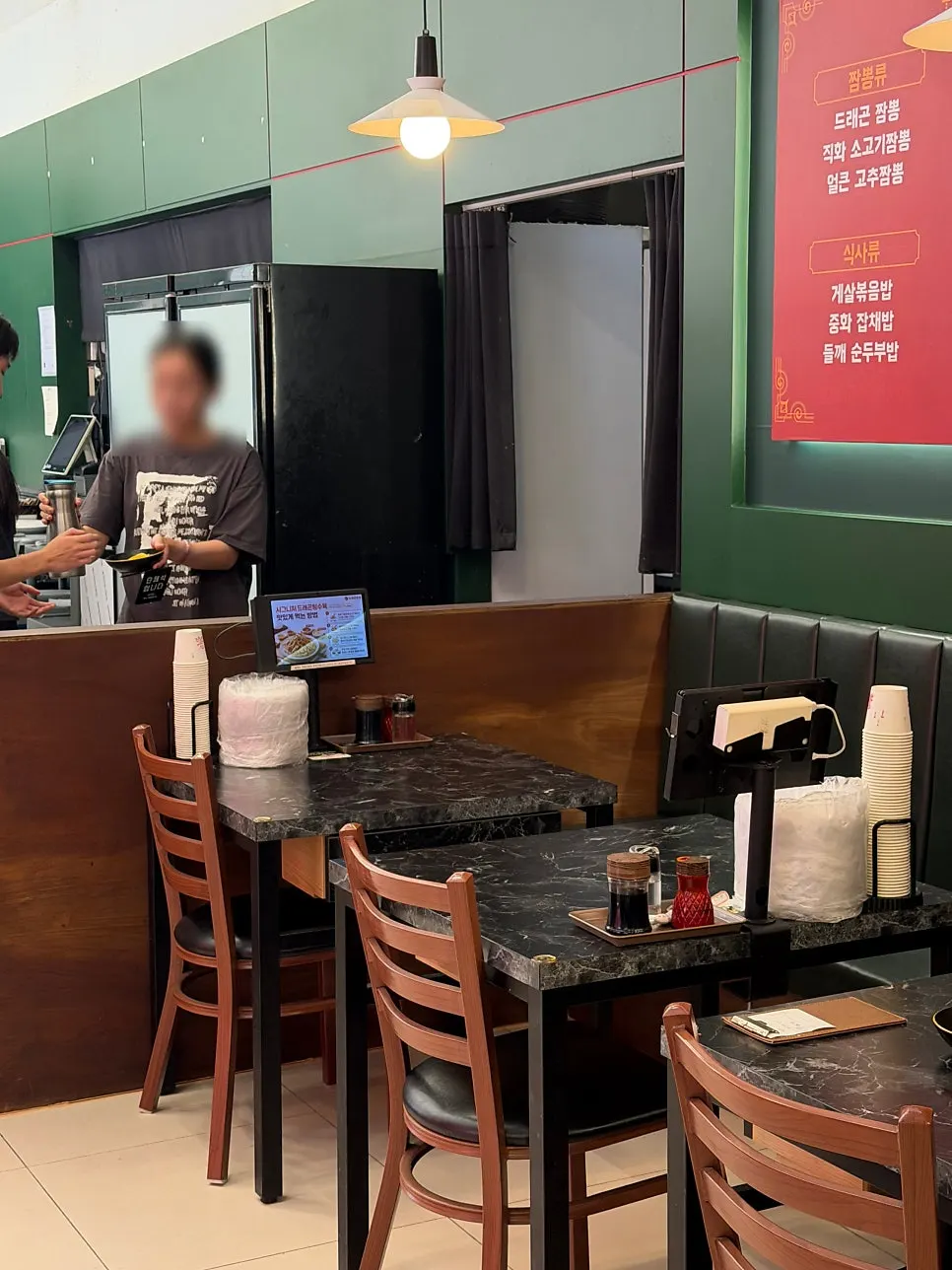 備有嬰兒椅與自助吧檯的店內景象