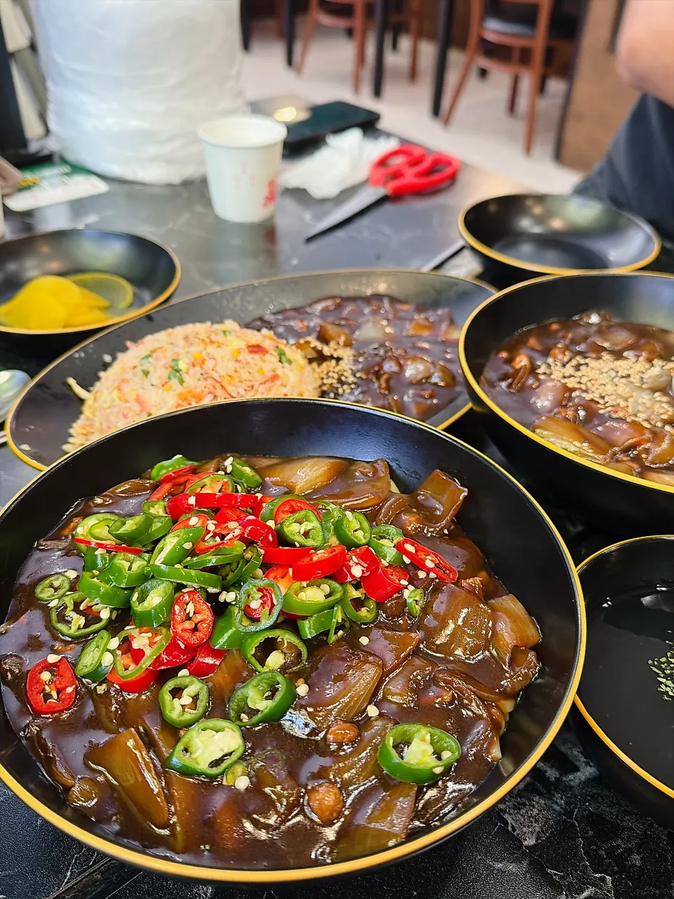 炸醬麵與糖醋肉一起擺放的套餐桌面