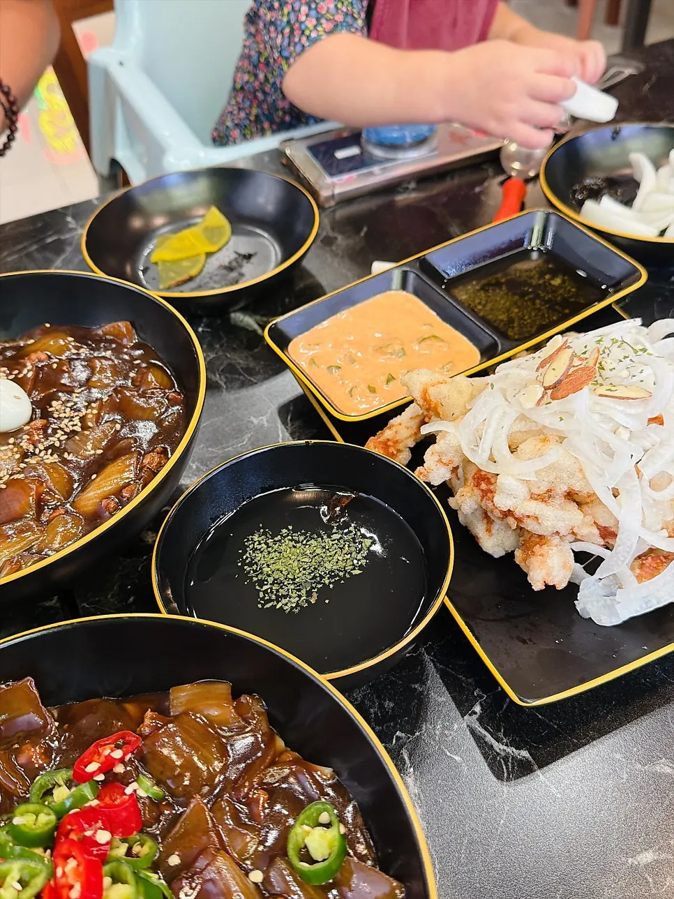 辣醬麵麵條與醬汁特寫
