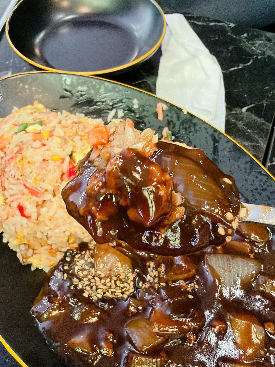蟹肉與雞蛋混合的炒飯特寫