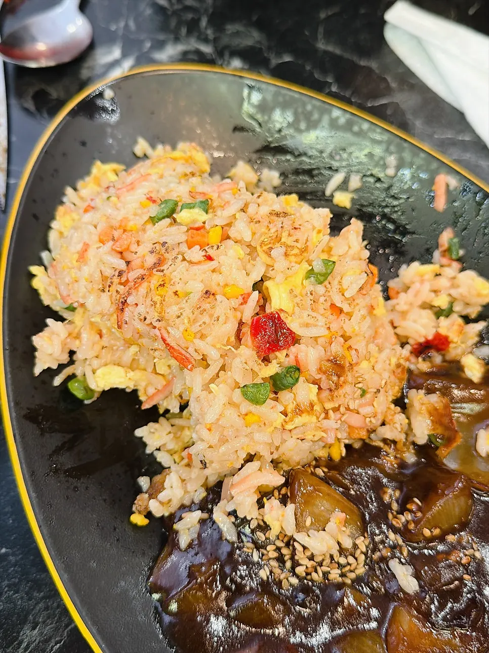 舀起一匙的蟹肉炒飯