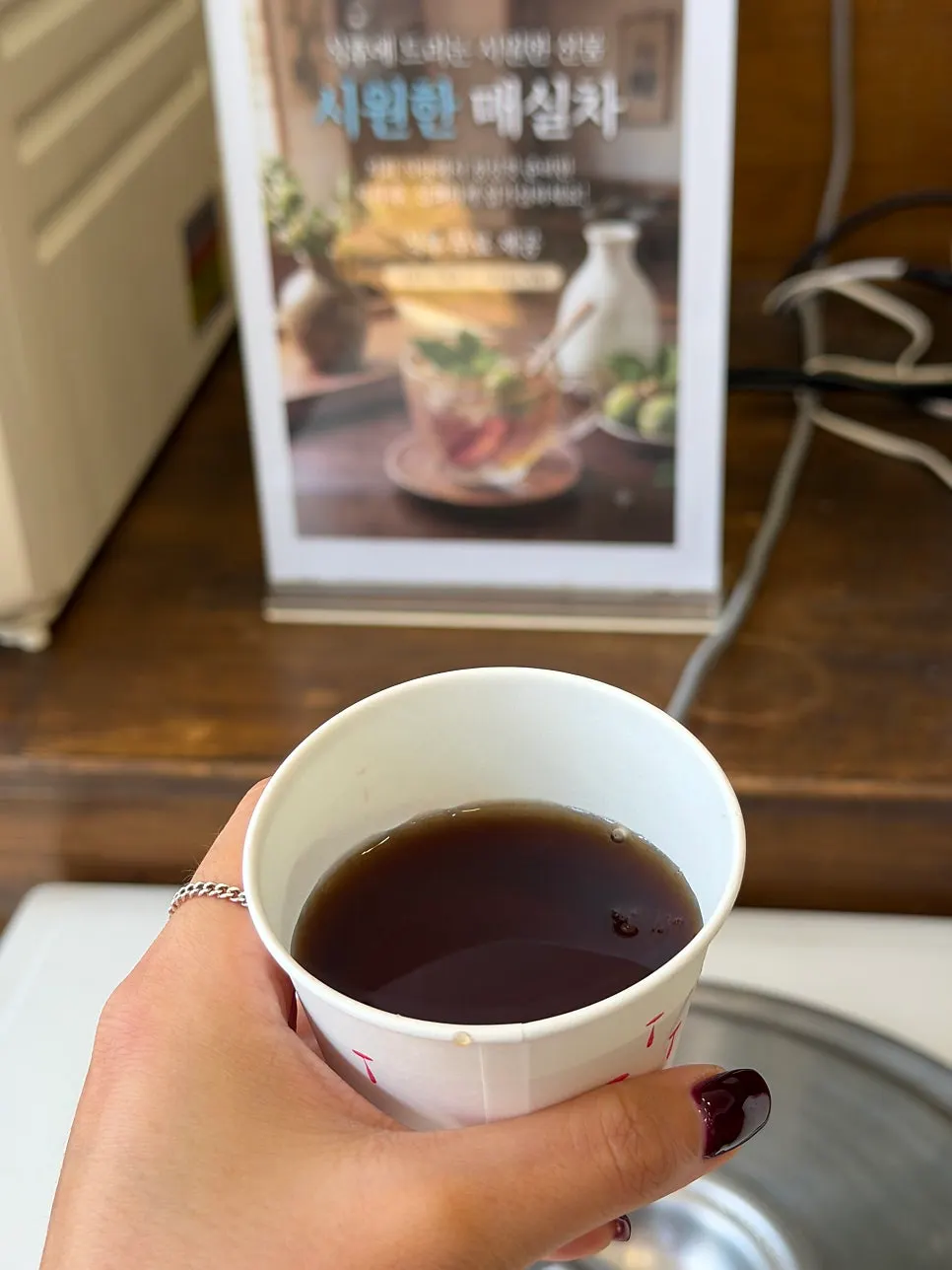 飯後喝的冰涼梅子茶一杯