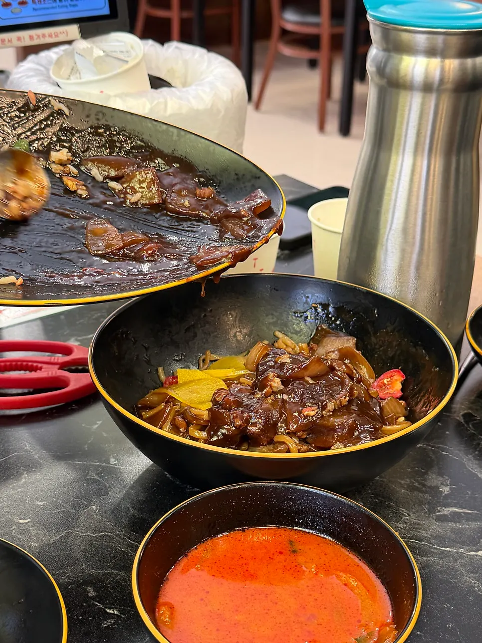 用餐結束後的拉拉龍飯店餐桌