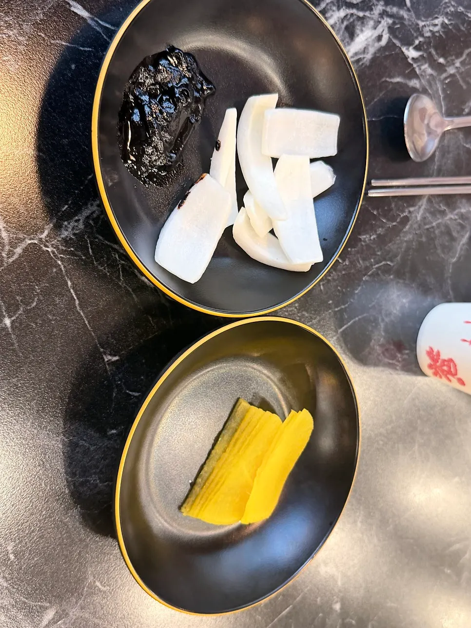 Onions, danmuji, and single-use chunjang from the self-serve bar