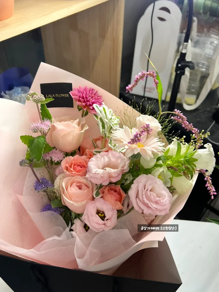 매장에 진열된 다양한 생화