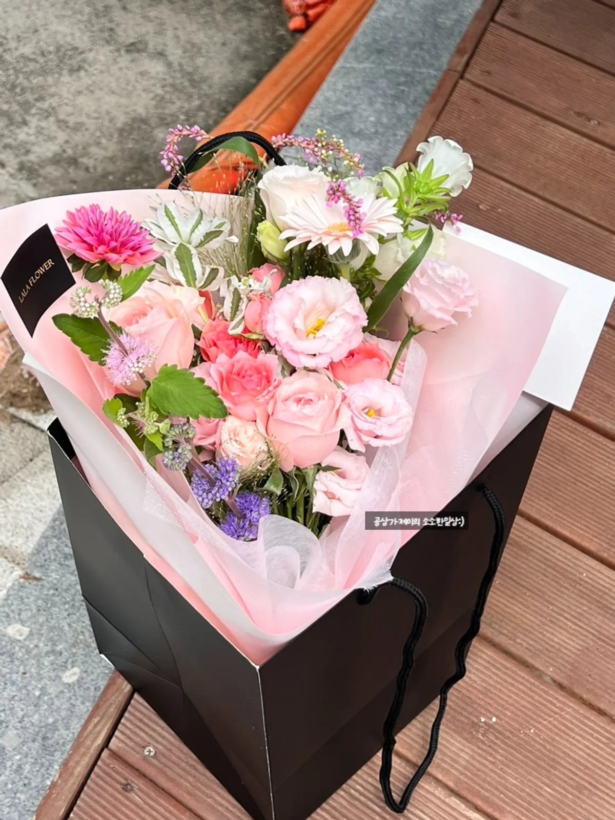 햇살 받은 파스텔 핑크 꽃다발