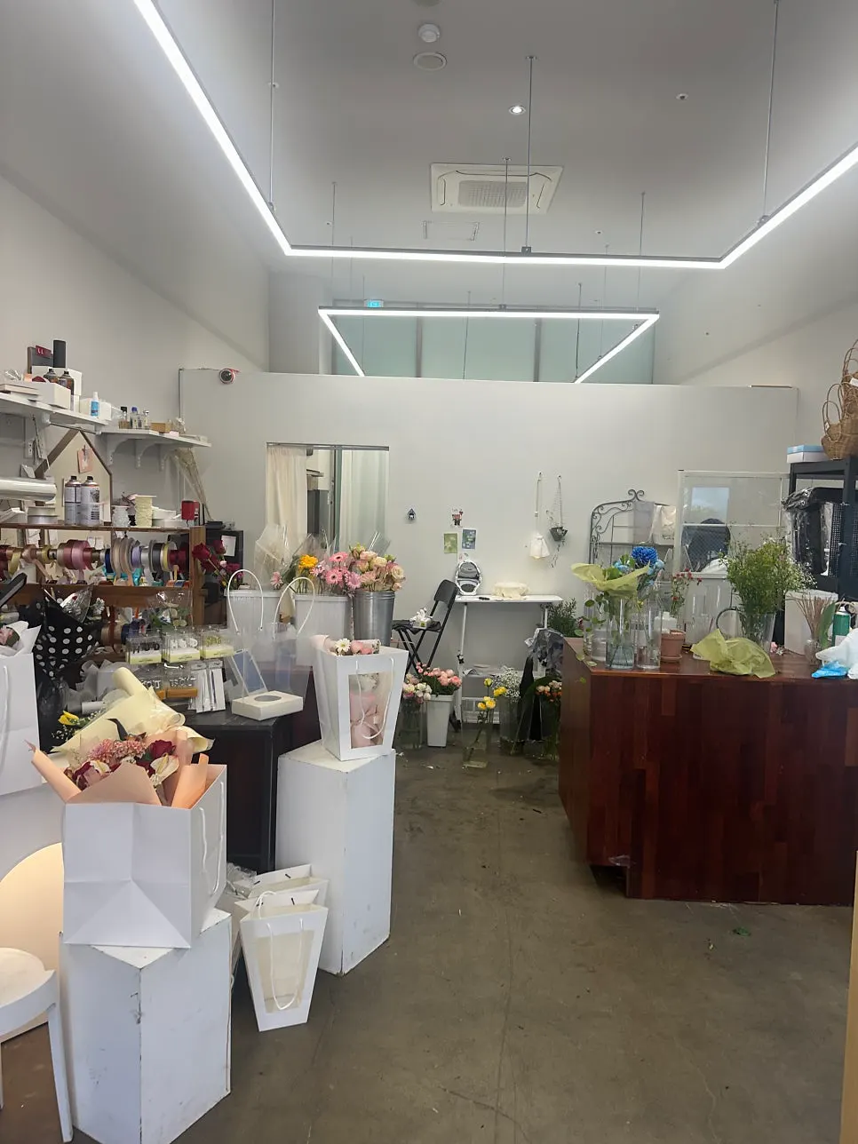 มุมภายในร้านที่จัดวางดอกไม้