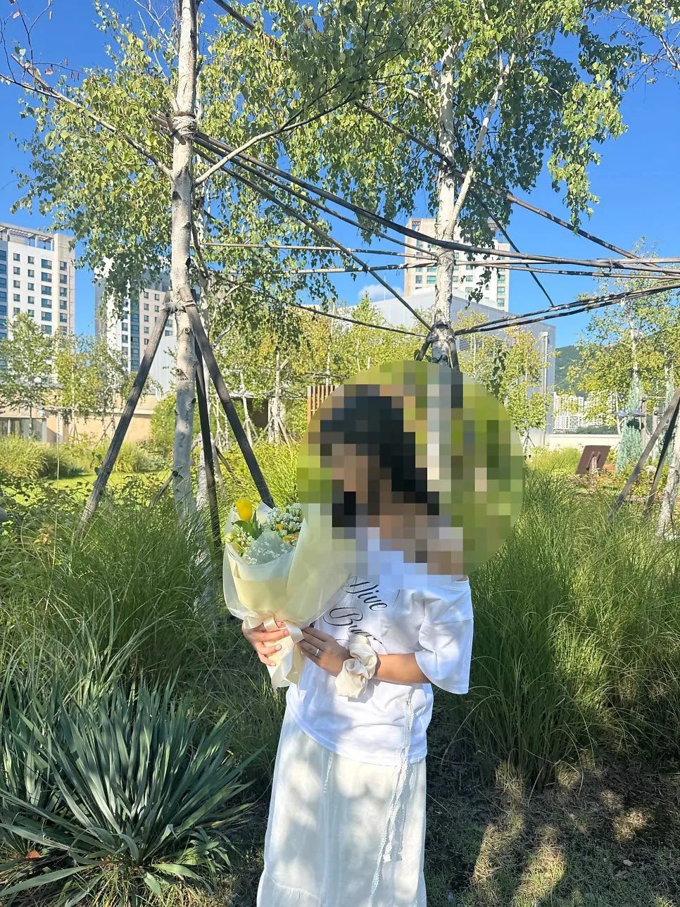 ด้านข้างช่อดอกไม้ที่ห่อเป็นชั้นๆ