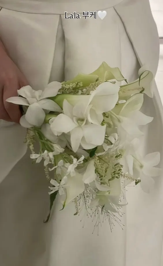 ป้ายราคาช่อดอกไม้และตะกร้าดอกไม้ของ Lara Flower