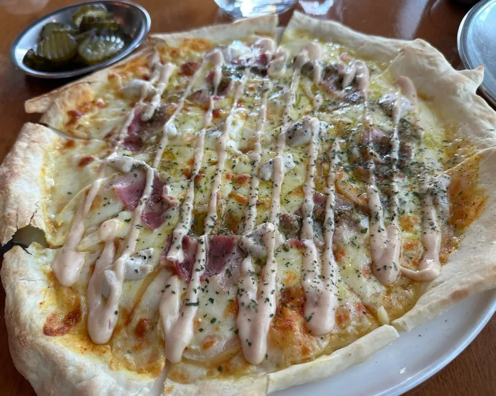 A freshly baked whole pizzeria tandoori pizza