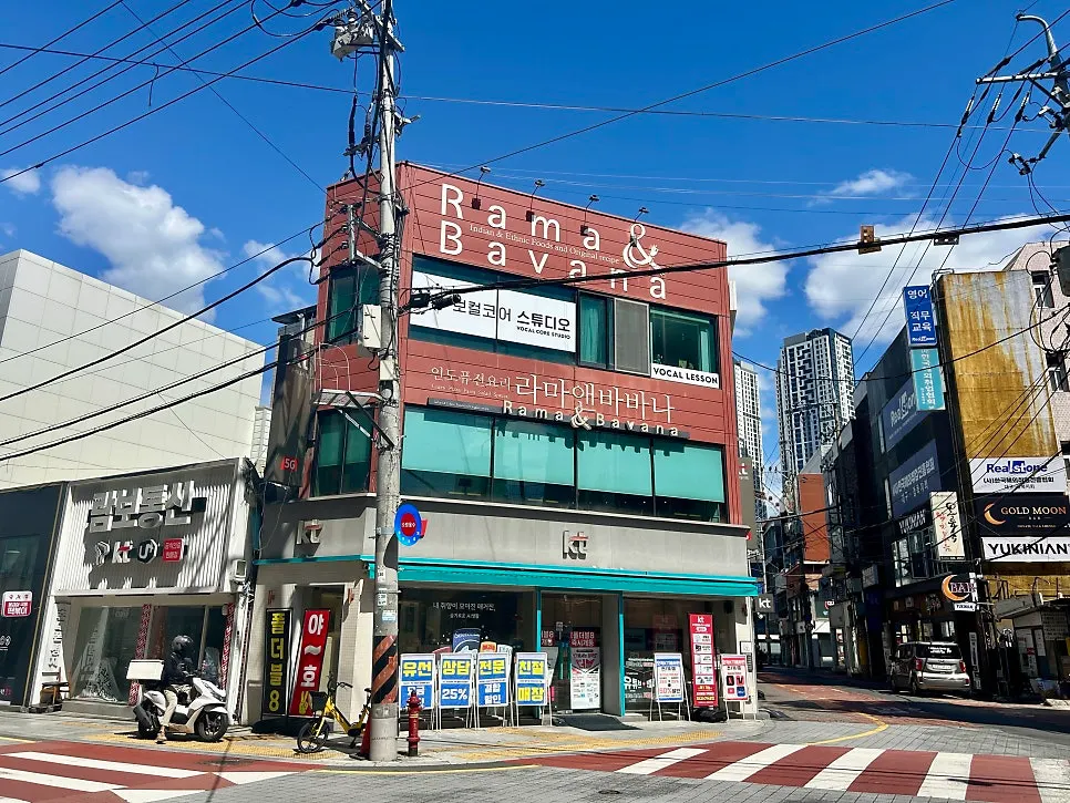 View of the 2nd-floor interior at Rama & Babana Dongseong-ro Main Branch
