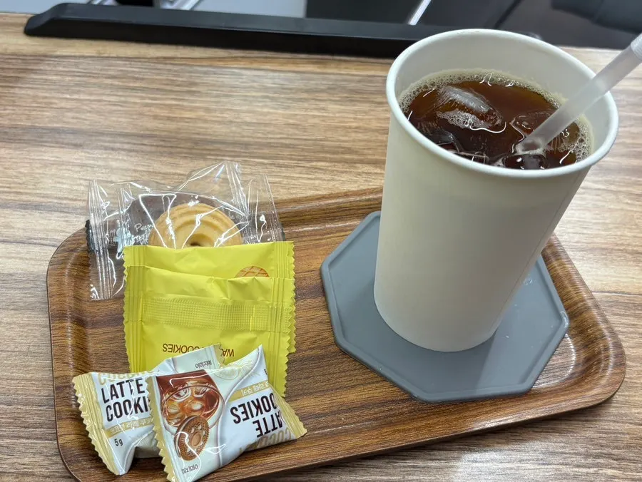 시술 중 제공된 아이스아메리카노와 간식