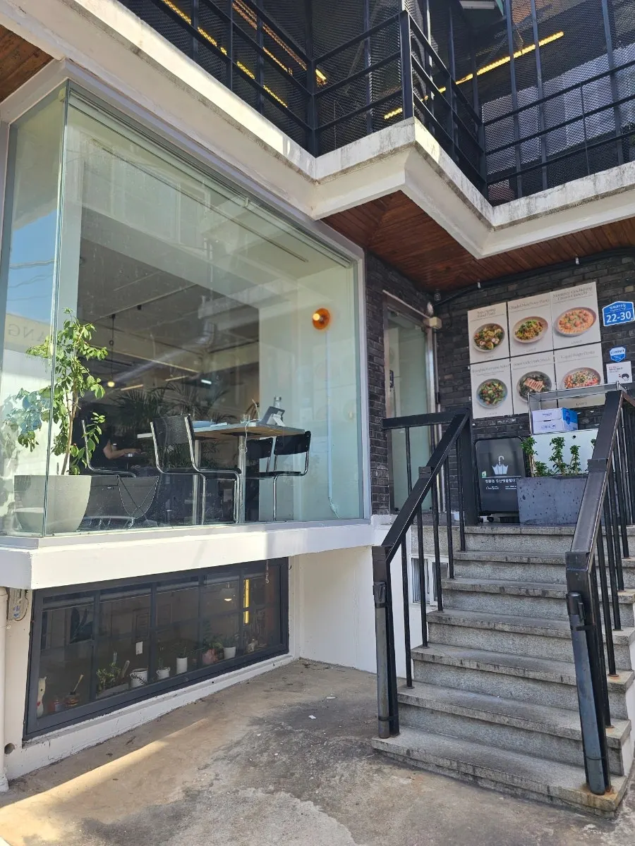 Exterior of Rangteu Yeonnam in an alley off the Gyeongui Line Forest Park