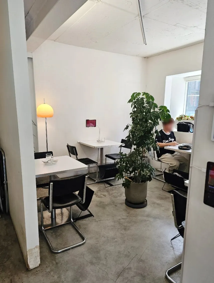 Table seating in Rangteu Yeonnam's modern interior