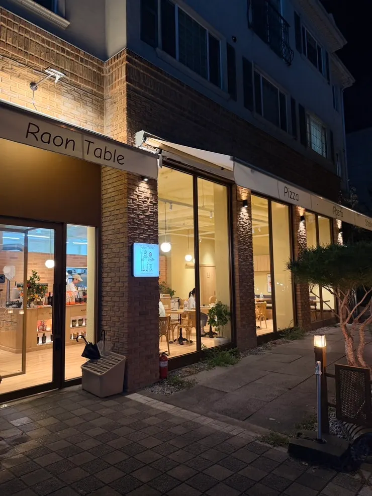 Entrance of Raon Sik Tak Pangyo Branch with its European-style exterior