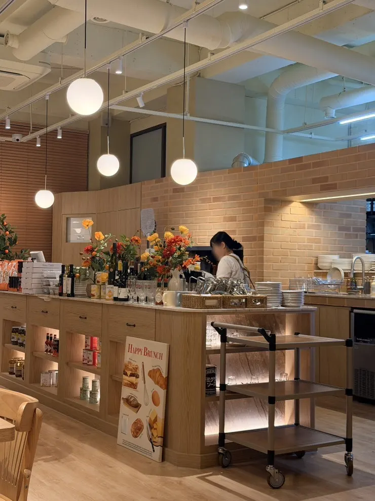 Building of Raon Sik Tak Pangyo Branch one block inside the Baekhyeon-dong café street