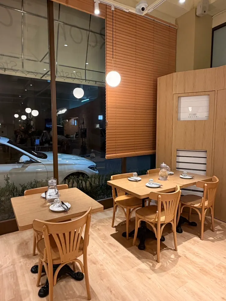 Menu board at Raon Sik Tak Pangyo Branch listing wood-fired pizza and pasta